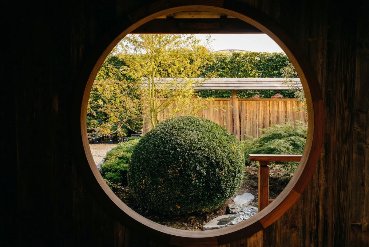 Vue zen à travers une ouverture ronde sur jardin japonais