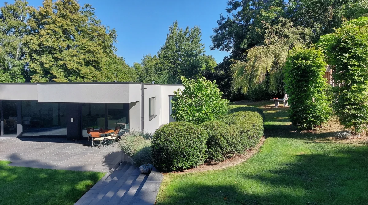 Aménagement paysager avec allées courbes et massifs structurés