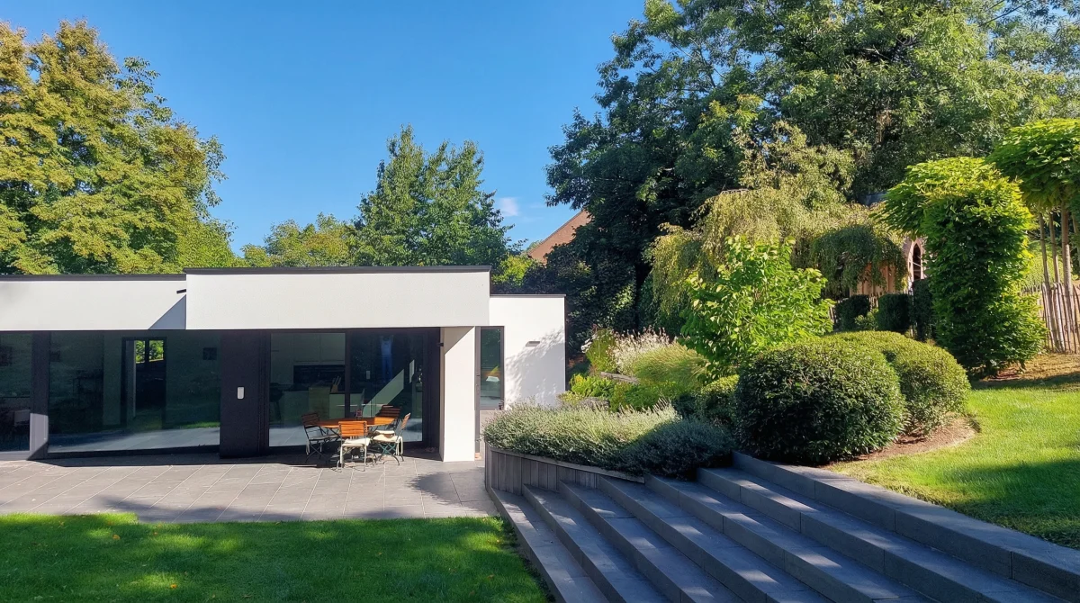 Entrée paysagère contemporaine avec plantations structurées