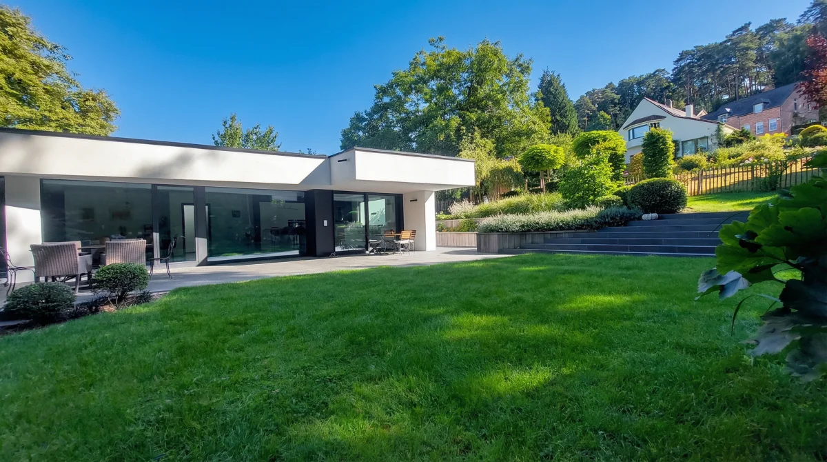 Conception contemporaine pour villa moderne avec jardin