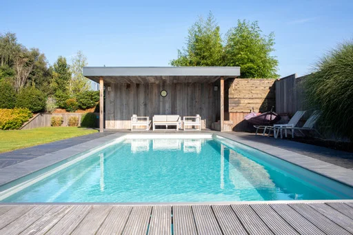 Piscine avec pool house en bois et terrasse bois